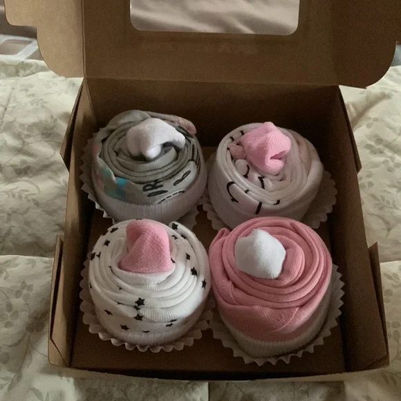 🧁Onesie & Socks Baby Girl Gift “CUPCAKES!” Onesies & Baby Socks Cupcake 4ct Box - Picture 3 of 13